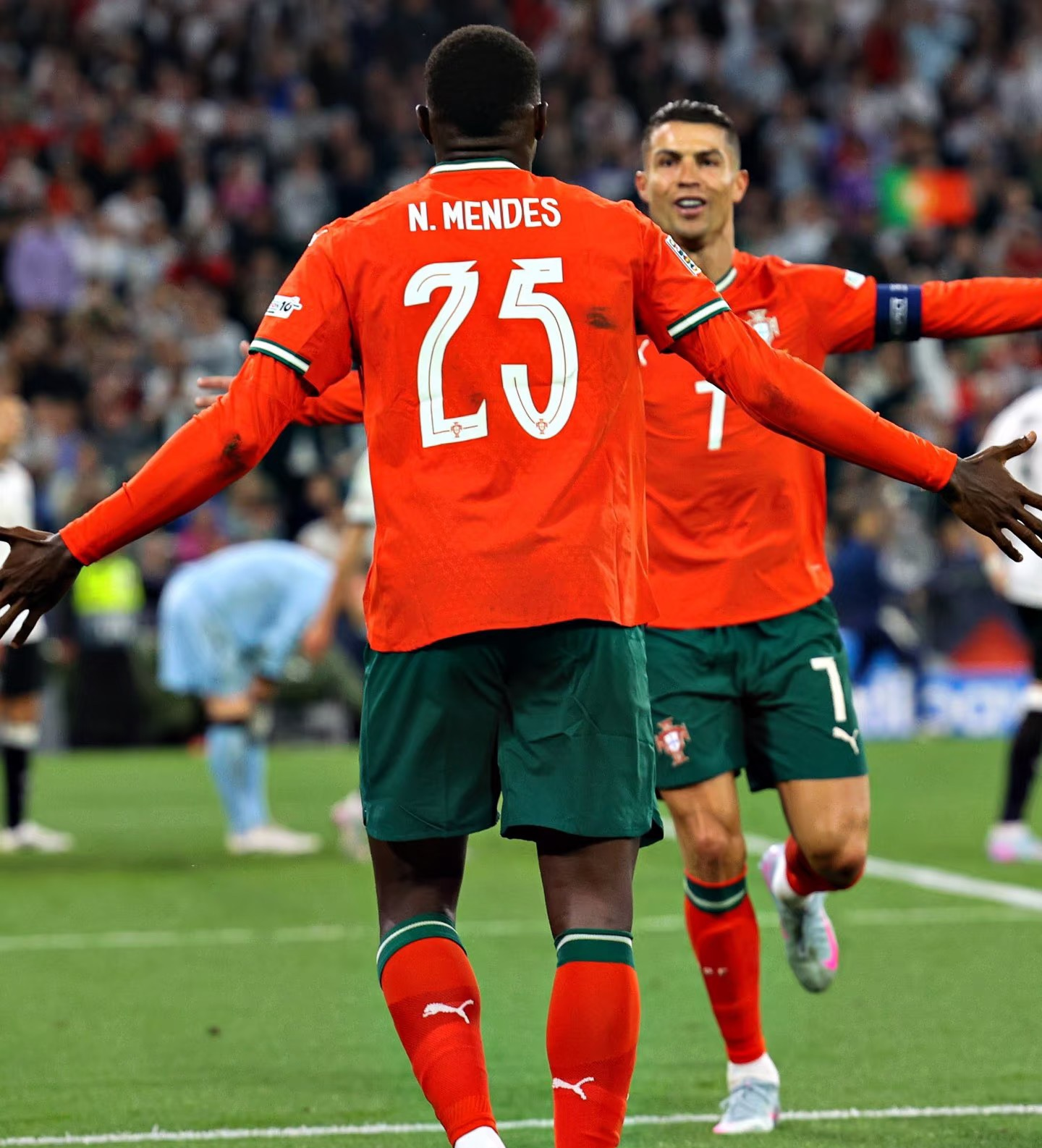 英雄资料-今夜拉齐奥调整名单以备欧超杯，官宣签约环节打磨，气氛紧张，临场指挥获称赞的简单介绍