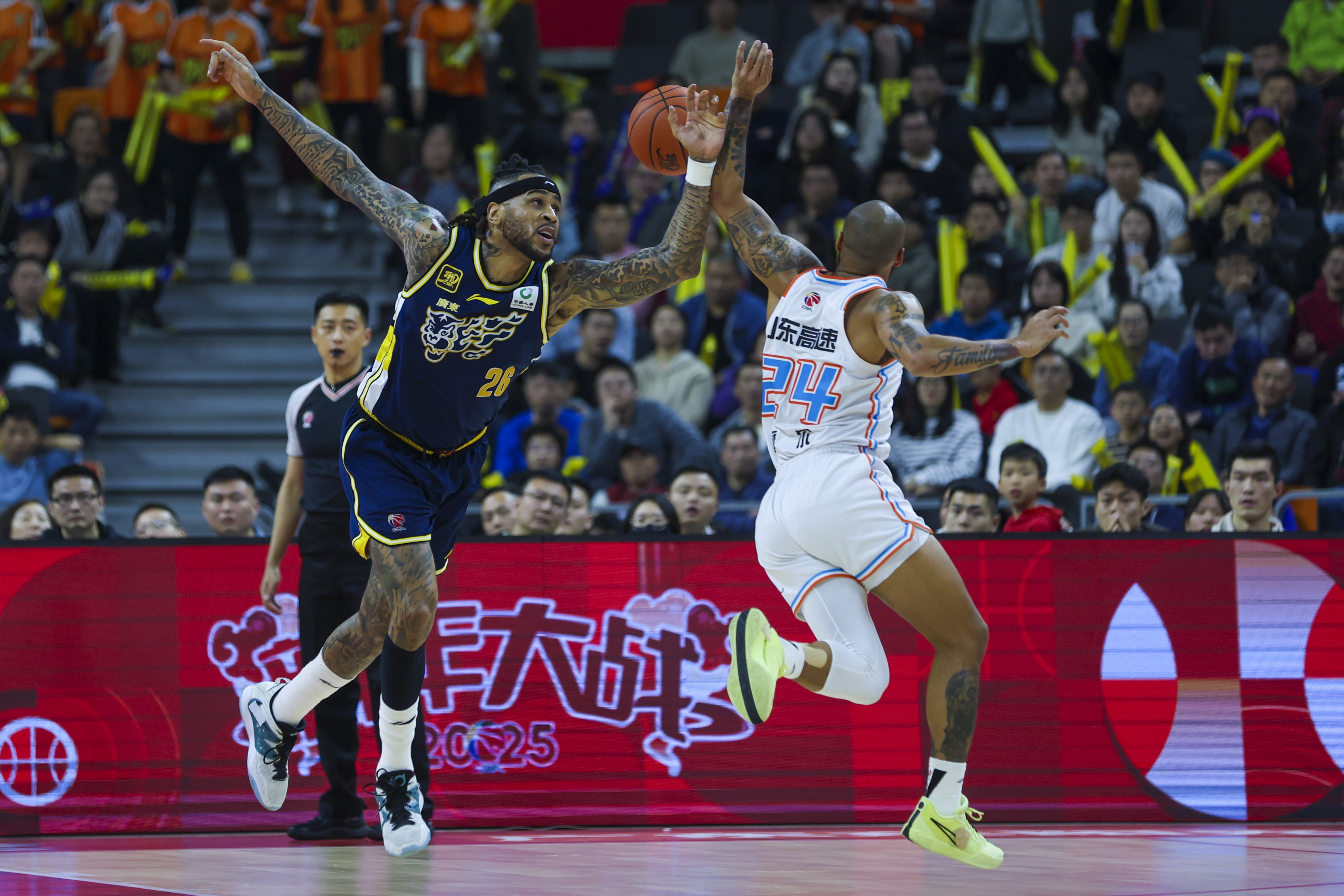 lol-国际比赛日体能课后，山东男篮外线爆发备战欧篮联，态度坚定，阵容厚度经受考验的简单介绍