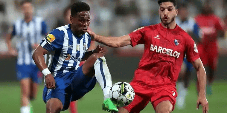 英雄-深圳男篮训练开放日；赛后战术微调引欢呼；葡超在即；轮换策略成焦点的简单介绍